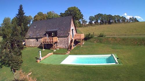 Photo de la galerie de l'établissement Gîte d'Haut Bagnac avec piscine, à Anglards-de-Salers