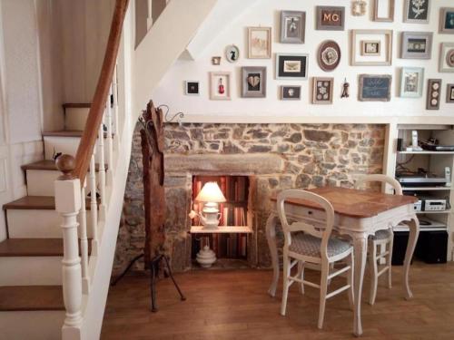 d'une salle à manger avec une table et un mur en pierre. dans l'établissement House at the foot of the castle of Fougeres, à Fougères