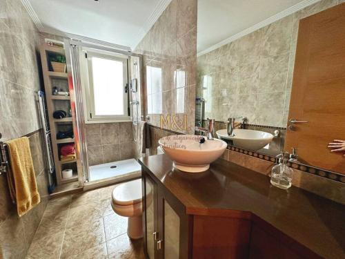 ein Badezimmer mit zwei Waschbecken und einem WC in der Unterkunft Apartamento Hugu in Oviedo