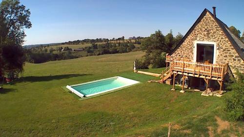 Photo de la galerie de l'établissement Gîte d'Haut Bagnac avec piscine, à Anglards-de-Salers
