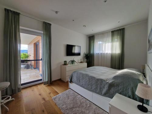 a bedroom with a bed and a sliding glass door at Gästezimmer in den Weinbergen - exquisit und ruhig - mit Self-Check-in in Sankt Stefan ob Stainz