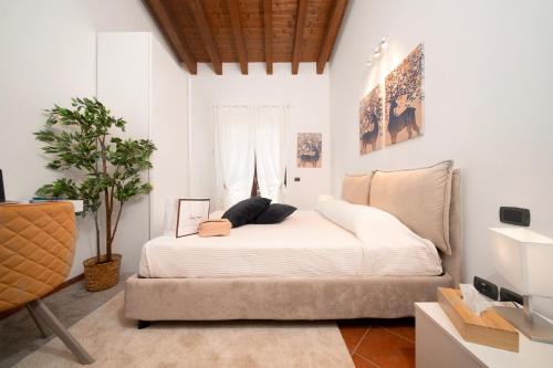 Terre dei Consoli Resort e Golf في Monterosi: غرفة نوم مع سرير أبيض كبير في غرفة