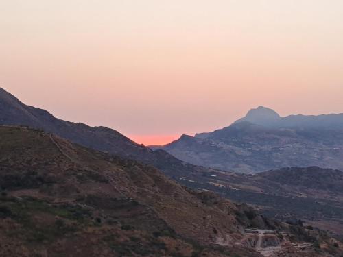 a view of the mountains at sunset at Villa Paola appartamento completo in Ciminna