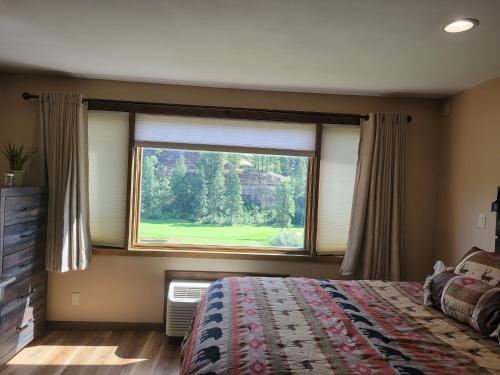 Una cama o camas en una habitación de Remodeled Tamarron Lodge unit - Amazing views and 10 miles to Purgatory!