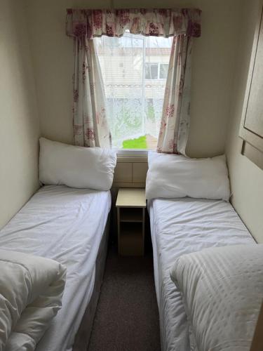 Postel nebo postele na pokoji v ubytování S422 Golden Palm 8 Berth Caravan