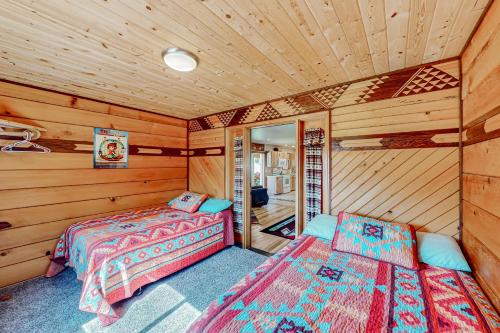 Postel nebo postele na pokoji v ubytování Twin Feathers Cabin