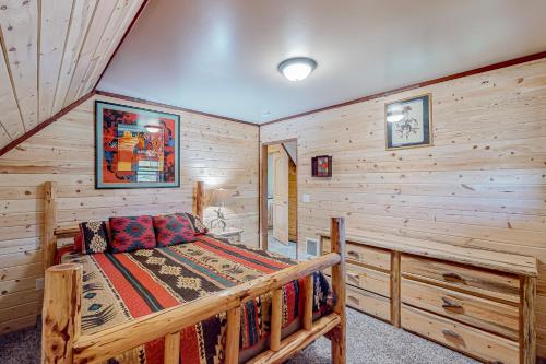 Postel nebo postele na pokoji v ubytování Twin Feathers Cabin