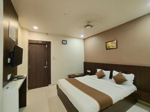 En eller flere senger på et rom på Hotel Palav Palace