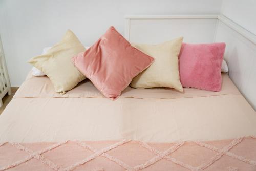 un gruppo di cuscini su un letto di Suite "Castello" del Garda - APT per coppie Garda a Desenzano del Garda