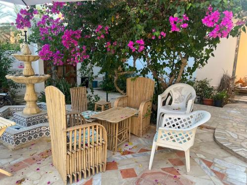 grupa krzeseł, stół i fontanna w obiekcie Suite MoonLight zone touristique tozeur w mieście Tauzar