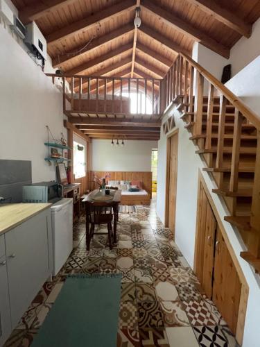 une cuisine et une salle à manger avec un escalier et une table dans l'établissement Sunset Nest, à Ponta Delgada