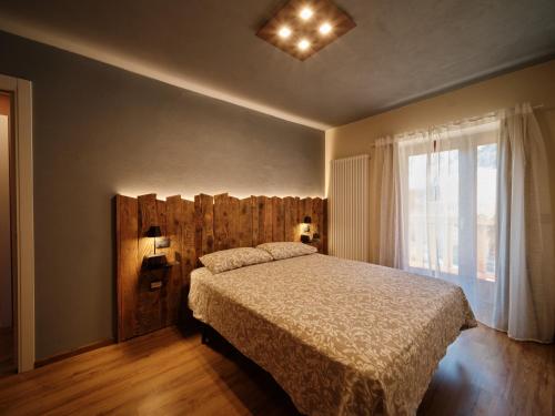 1 dormitorio con cama y ventana en Appartamenti il Bersaio Alloggio 2, en Sambuco