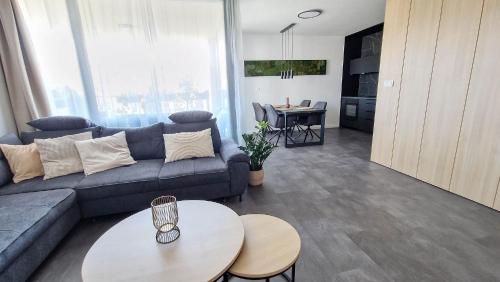 Posedenie v ubytovaní Hillshome - 84m2 moderný byt s terasou aj saunou