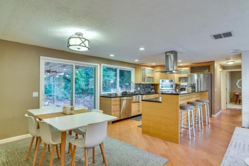 Η κουζίνα ή μικρή κουζίνα στο Lake Oswego Home with Covered Patio Near Portland!
