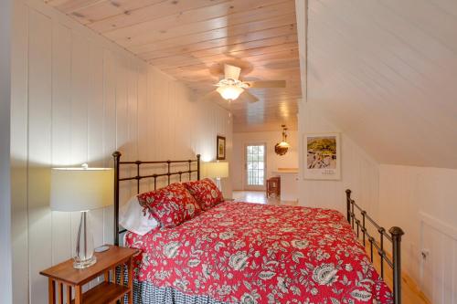 Postel nebo postele na pokoji v ubytování Beachfront Brooklin Studio with Private Balcony!