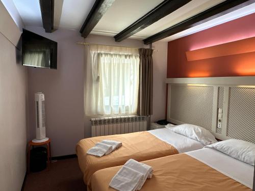 Hotel Micolau في أرينسال: غرفه فندقيه سريرين وتلفزيون