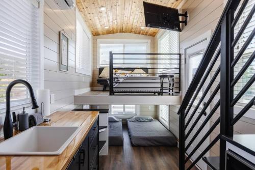 Et sittehjørne på Jasper tiny home with private hottub