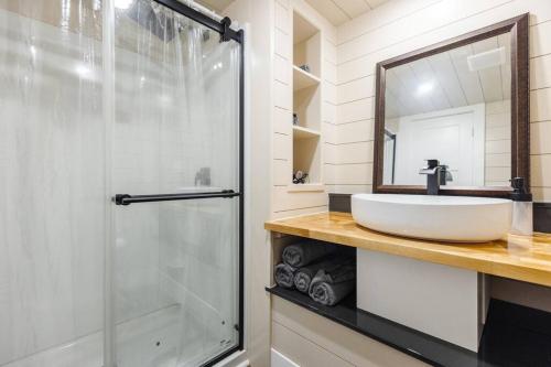 Koupelna v ubytování Jasper tiny home with private hottub