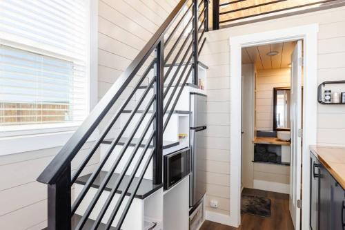 Kuchyň nebo kuchyňský kout v ubytování Jasper tiny home with private hottub