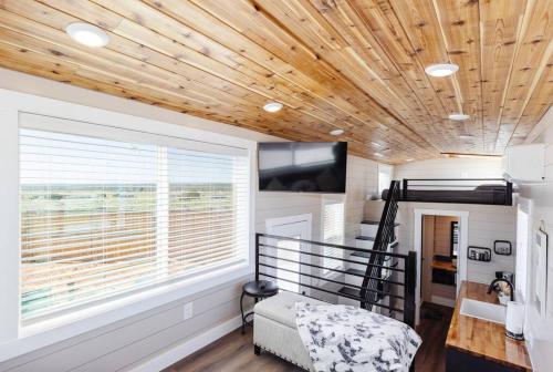 TV a/nebo společenská místnost v ubytování Jasper tiny home with private hottub