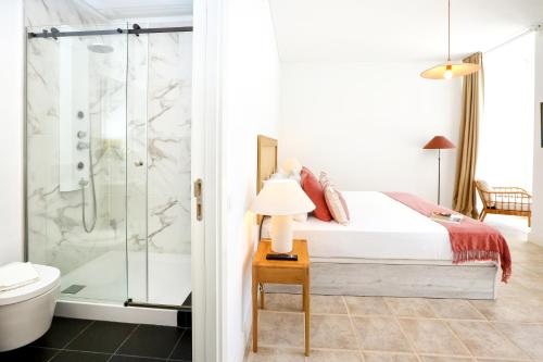 een slaapkamer met een bed en een douche bij Dolce Faro Niente Apartment in Faro