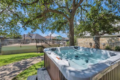 Φωτογραφία από το άλμπουμ του Waterfront Home with Boat Slip, Spacious Outdoor Patio and a Fenced Yard σε Horseshoe Bay