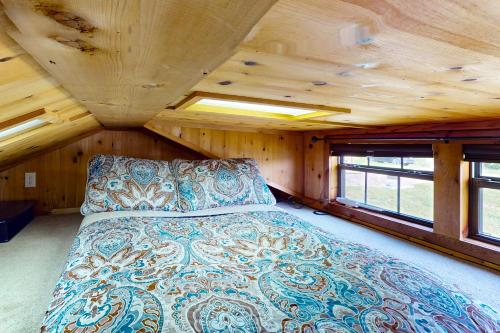 1 dormitorio en una cabaña de madera con 1 cama. en Sunny Serenity en Hector