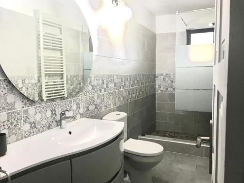 ein Badezimmer mit einem Waschbecken, einem WC und einem Spiegel in der Unterkunft Appt «  Eichenstein » Begur-Pals in Pals