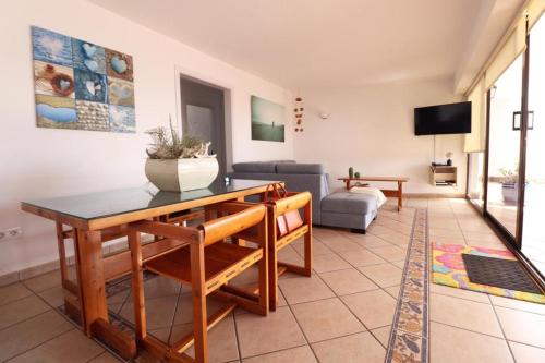 Un lugar para sentarse en best beach house in Lanzarote
