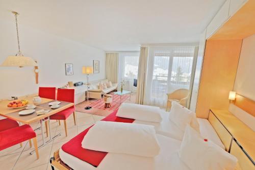 Ferienwohnung Parkareal Davos - freier Blick auf Berge, ruhig, sonnig, SW-Balkon, Parkplatz