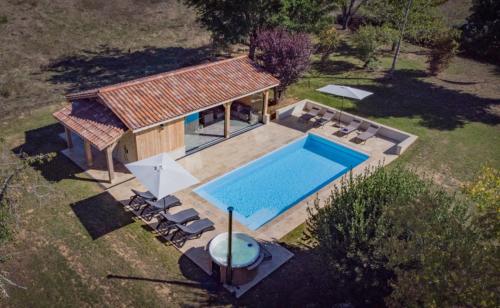 - une vue sur la piscine et une maison dans l'établissement Lovely 8 Persons House in Alles-sur-Dordogne, à Allès-sur-Dordogne