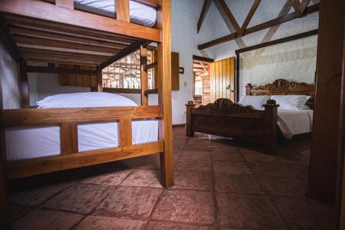 1 Schlafzimmer mit 2 Etagenbetten in einem Zimmer in der Unterkunft FINCA PUNTA PALMA in Armenia
