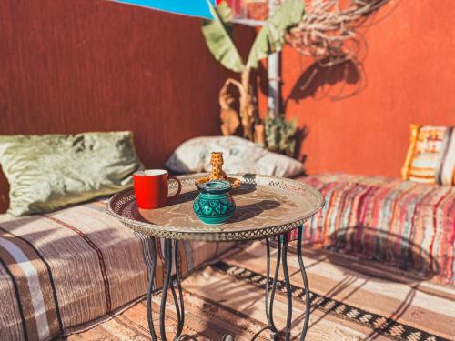 Una mesa de café con dos tazas encima. en Double Room Private - Sea View en Tamraght Ouzdar