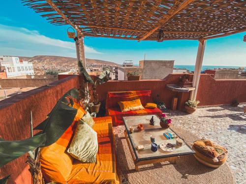 balcón con mesa y vistas al océano en Double Room Private - Sea View, en Tamraght Ouzdar