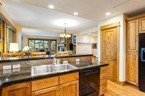 Cuisine ou kitchenette dans l'établissement Always Arrowhead