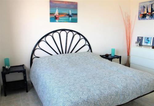 1 dormitorio con 1 cama y 2 mesitas de noche en Casa Serendipity Sabaudia, en Sabaudia