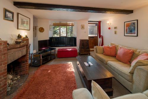 salon z kanapą i kominkiem w obiekcie Lobster Cottage w mieście Ventnor