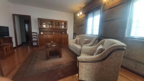 - un salon avec un canapé et une table dans l'établissement Casa do Soalheiro, à Castanheiro