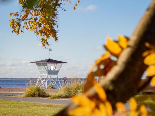 a view of a life guard tower and the water at Nallikari Seaside Aalto Apartments in Oulu