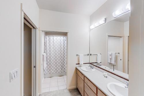 W białej łazience znajduje się umywalka i lustro. w obiekcie Piers At Pike w mieście Seattle