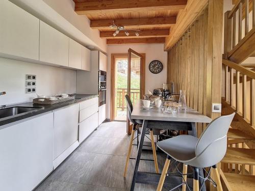 Photo de la galerie de l'établissement Chalet Coron · Confort supérieur · Sauna et Wifi · Accès direct aux pistes · Parking couvert - FR-1-344-772, à Saint-Martin-de-Belleville