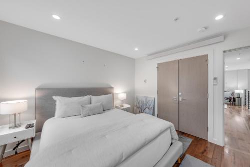 Una cama o camas en una habitación de Downtown Delight