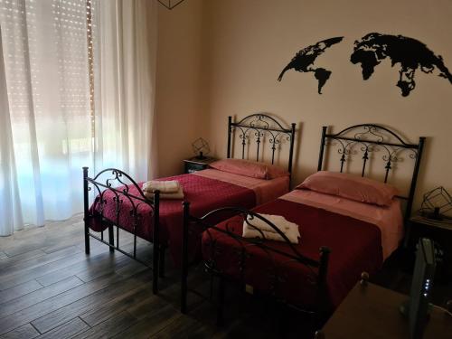 サレルノにあるCore City Salernoのベッドルーム1室(赤いシーツを使用したベッド2台付)