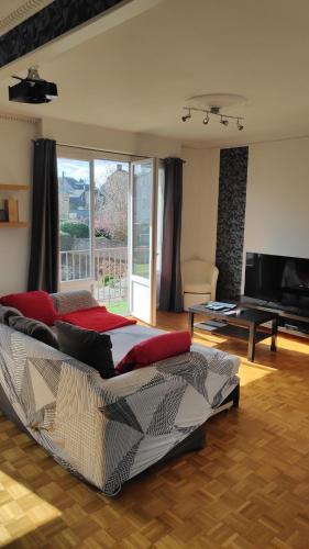 1 dormitorio grande con 1 cama grande en una habitación en Fougères 77 m2, 2 chambres, garage , Balcon, en Fougères