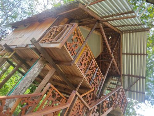 a tree house in the forest at Hotel Karupa Amazonas in Leticia