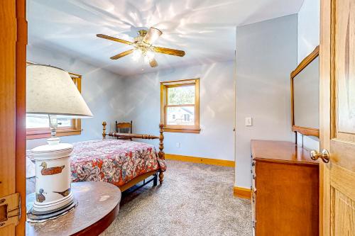 1 dormitorio con 1 cama y ventilador de techo en Alpine Sunrise en Wardsboro