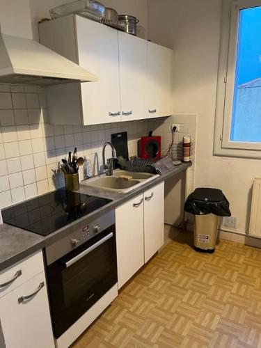 une cuisine avec un évier et un plan de travail dans l'établissement Appartement 2 chambres narbonne, à Narbonne