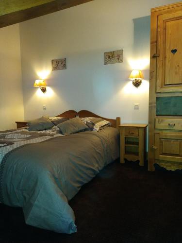 a bedroom with a bed and a table and two lamps at Duplex résidence spa Mont-Blanc in Vallorcine