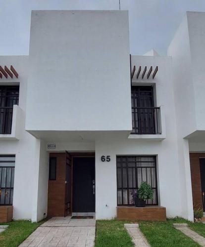 a white building with a door and windows at Residencial Aeropuerto in Veracruz