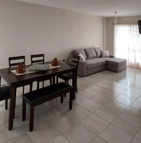 a living room with a couch and a table and chairs at Residencial Aeropuerto in Veracruz